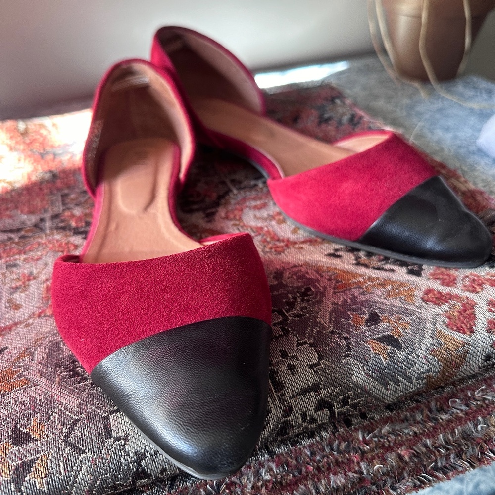 Like-new JJill sz10 Garnet Suede and Black Leather Pointed-toe D'Orsay Flats